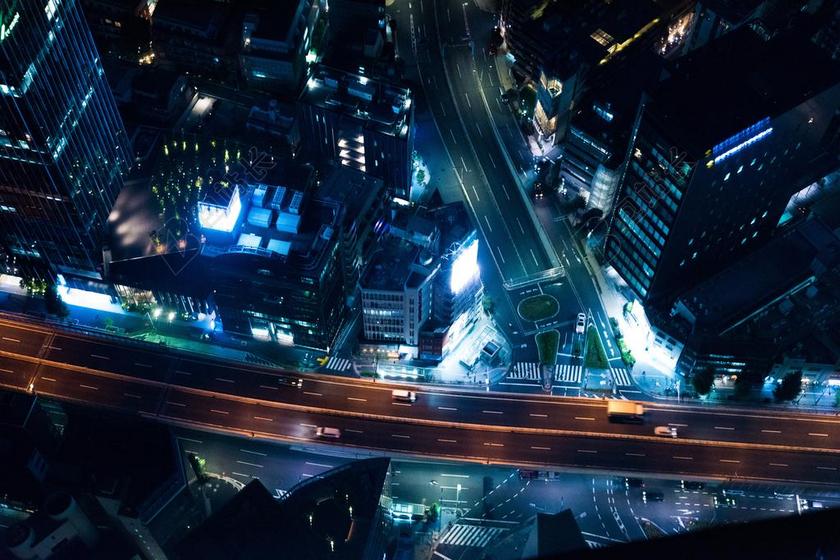 汽车 车 小汽车 轿车 跑车 夜晚 晚上 黑夜 黑暗 灯光 霓虹灯 建筑 大厦 建筑物 建设 城市 都市 时尚 现代化 道路 旅途 路途 户外 街道 公路 灯光 光线 激光 打火机 日本 城市 现代生活