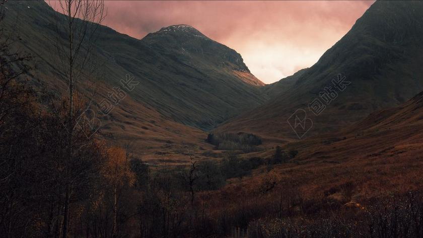 风景 风光 美景 田园 山水 日落 夕阳 太阳 美女 丽人 优雅 美丽 漂亮 女孩 女人 女性 天空 树木 丛林 森林 秋天 秋日 自然 环境 云 云朵 天空 树 树木 树林 森林 山 山峦 山峰