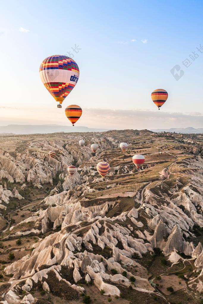 天空中彩色热气球背景图片