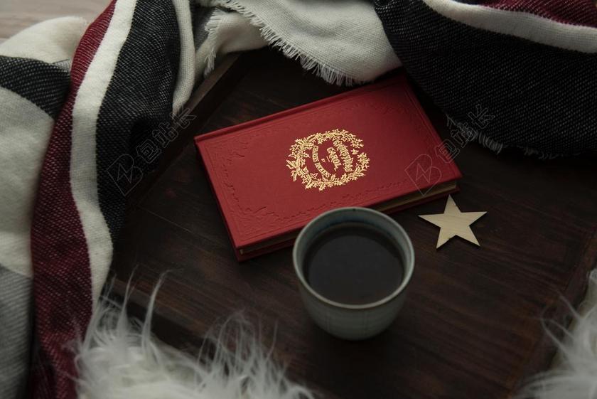 桌子上的咖啡和红色护照背景图片