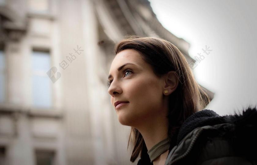 建筑 大厦 建筑物 建设 城市 都市 时尚 现代化 美女 丽人 优雅 美丽 漂亮 女孩 女人 女性 头发 毛发 毛 头部 旅行 旅游 行程 度假 休闲 度假 假日 肖像 人物特写 画像 女孩 少女 姑娘 美丽 全身像