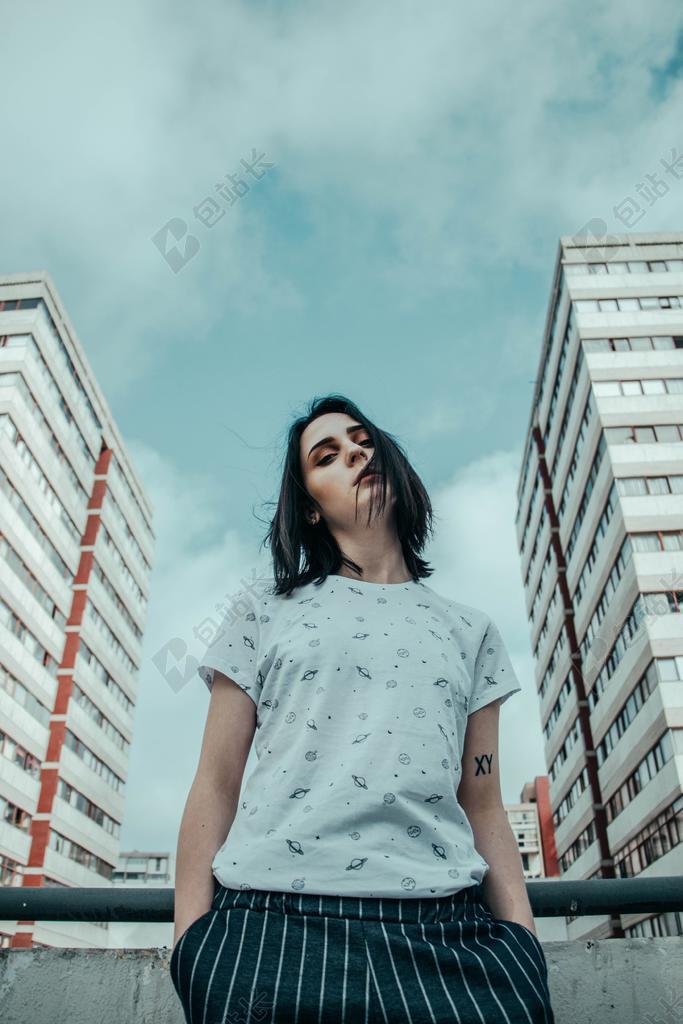 白色的高楼和白衣女孩背景图片