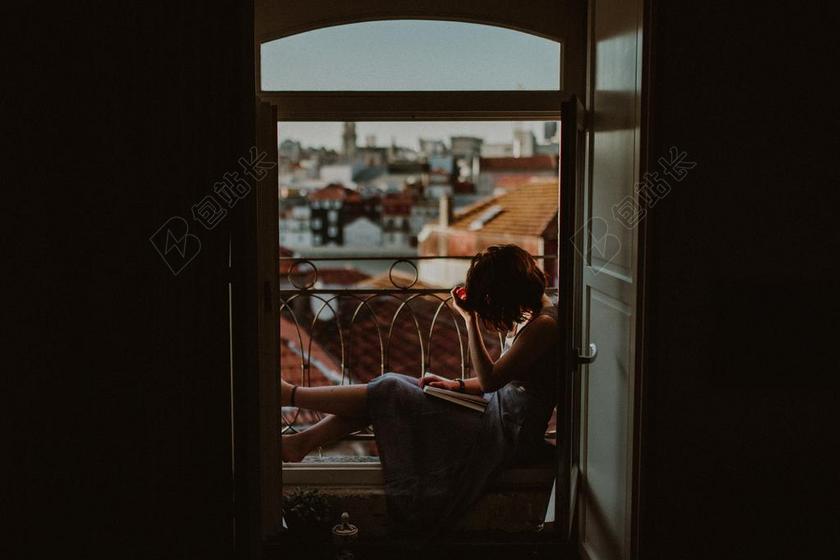 窗口休息的女人背景图片