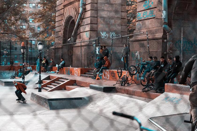 公寓里的青年和滑板背景图片