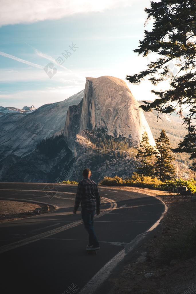 风景 风光 美景 田园 山水 道路 旅途 路途 户外 街道 公路 山 山峰 顶峰 景色 灯光 光线 激光 打火机 运动 健身 嬉戏 户外运动 冒险 瑜伽 冒险 探险 远足 度假 旅游 休闲 挑战 极限运动 天空 自然 环境 树 树木 树林 森林 人物 人群 风土人情 山 山峦 山峰