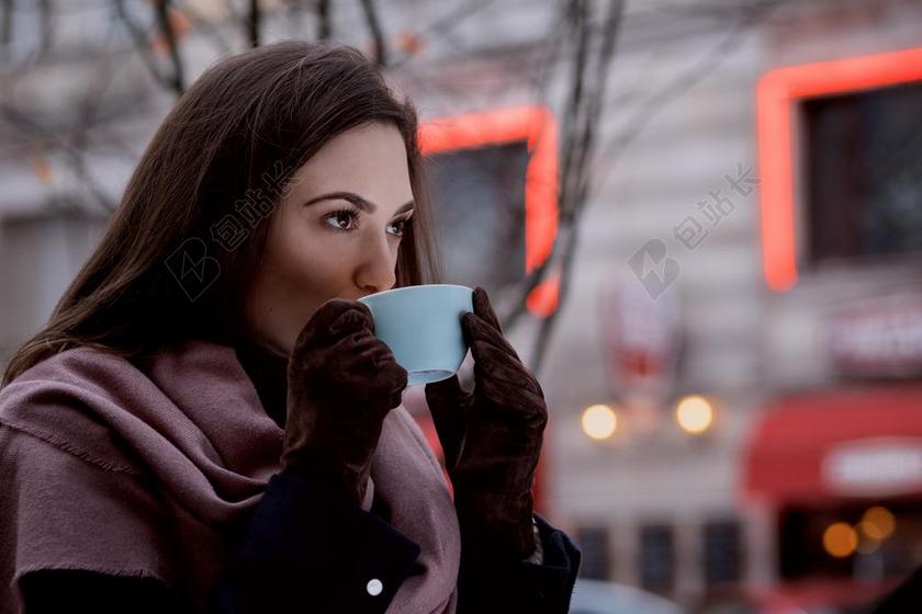 城市 都市 时尚 现代化 灯光 光线 激光 打火机 旅行 旅游 行程 度假 休闲 度假 假日 咖啡 咖啡厅 咖啡馆 饮料 喝酒 饮水 肖像 人物特写 画像 冬季 冬天 新年 女孩 少女 姑娘 美丽 树木 丛林 森林 全身像 自然 环境 树 树木 树林 森林 女性 女士 美丽 女人