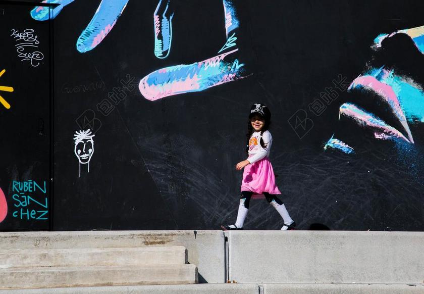 城市 都市 时尚 现代化 墙 围墙 表面 隔阂 背景 孩子 儿童 童真 肖像 人物特写 画像 女孩 少女 姑娘 美丽 全身像 自然 环境 黑色 暗色 黑白 昏暗