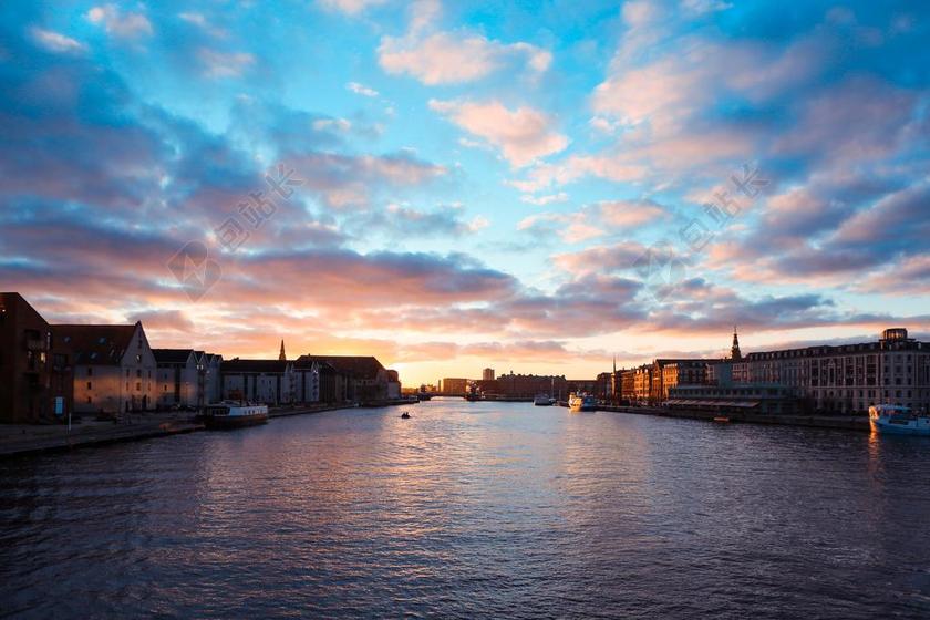 城市 都市 时尚 现代化 建筑 大厦 建筑物 建设 日落 夕阳 太阳 冬季 冬天 新年 云 云朵 天空 雨 下雨 惬意