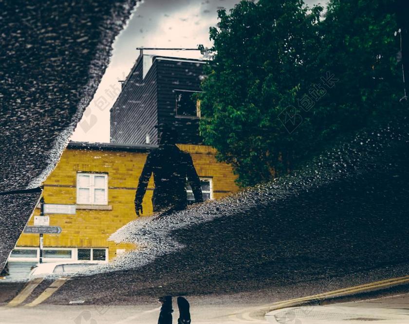 黑色马路上的积水和倒影背景图片