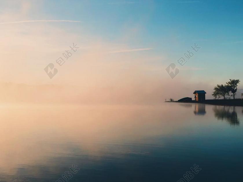 旅游唯美岸边度假村背景图片