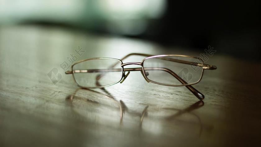 桌子上的老旧眼镜背景图片