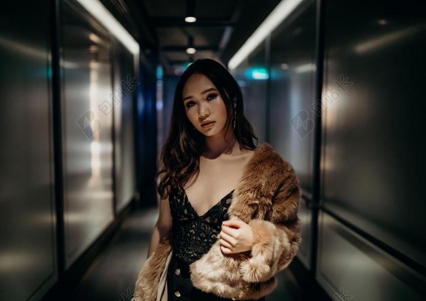 商务 商人 电子商务 股票交易所 业务 工作 美女 丽人 优雅 美丽 漂亮 女孩 女人 女性 爱情 恋爱 恋人 情人 情侣 浪漫 伤心 悲伤 忧郁 忧伤 肖像 人物特写 画像 女孩 少女 姑娘 美丽 可爱的 全身像 自然 环境 人物 人群 风土人情 黑色 暗色 黑白 昏暗