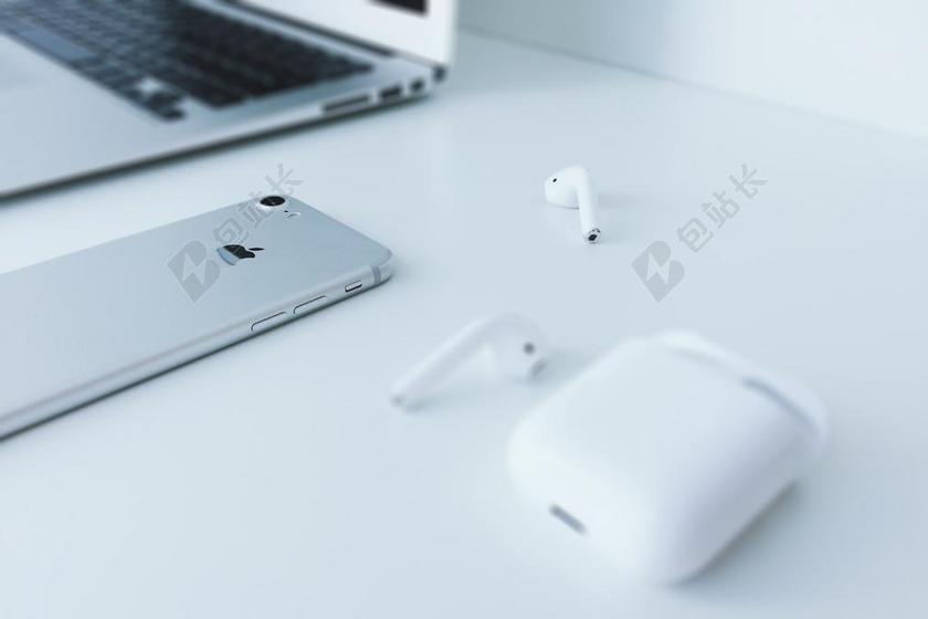 白色商务小清新极简办公桌生放着电脑手机和耳机背景图片