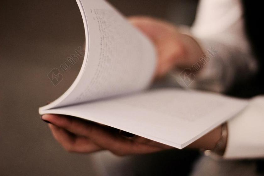 看书的女人背景图片