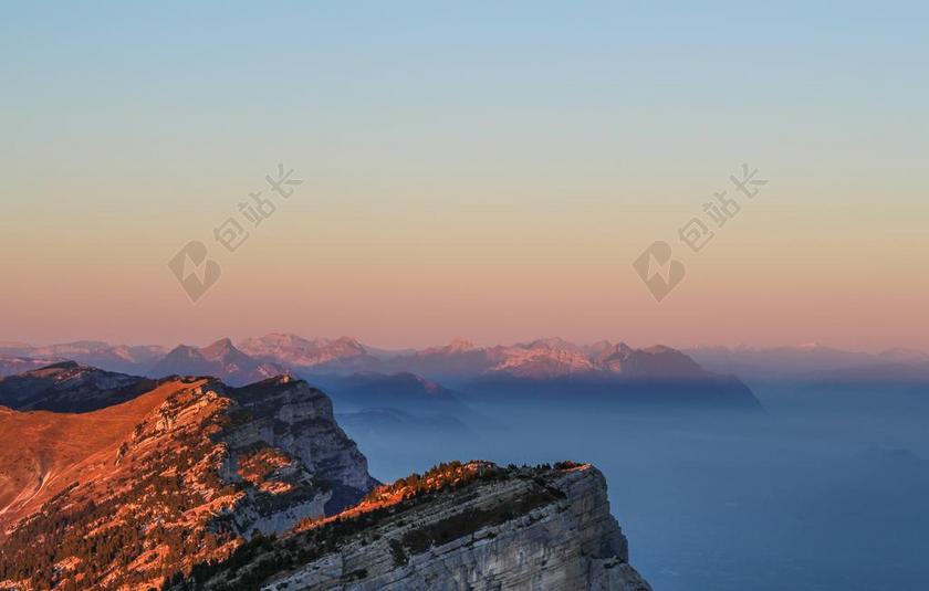 工作中 工作 办公室 会议 职场 风景 风光 美景 田园 山水 日落 夕阳 太阳 地球 泥土 草地 操场 山 山峰 顶峰 景色 美女 丽人 优雅 美丽 漂亮 女孩 女人 女性 墙 围墙 表面 隔阂 背景 旅行 旅游 行程 度假 休闲 度假 假日 天空 自然 环境 云 云朵 天空 钟 时钟 时间 树 树木 树林 森林