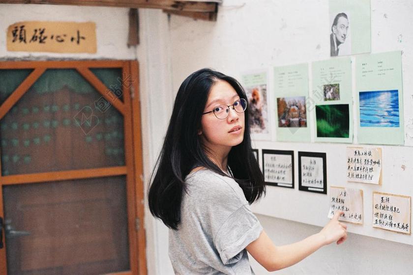 金融 财务 商务 肖像 人物特写 画像 学生 学员 青少年 学习 研究 读书 书籍 女孩 少女 姑娘 美丽 全身像 自然 环境 人物 人群 风土人情 女性 女士 美丽 女人 一个女人