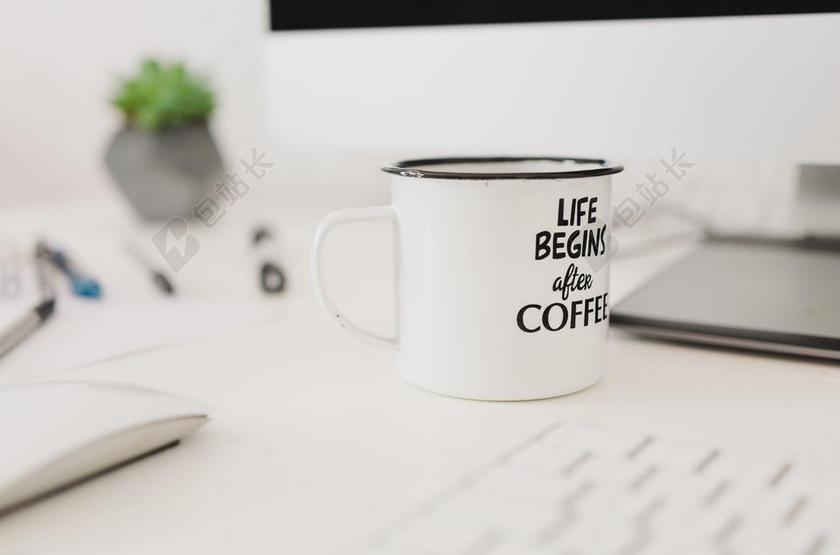 白色的杯子和鼠标背景图片