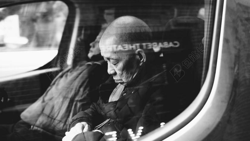 办公室 工作室 工作 职场 夜晚 晚上 黑夜 黑暗 灯光 霓虹灯 灯光 光线 激光 打火机 老人 智者 老者 肖像 人物特写 画像 全身像 窗户 人物 人群 风土人情 男士 男性 男人 中国 文化 东方 亚洲 白色 浅色 黑白 简单 清新