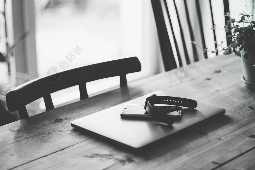 办公室 工作室 工作 职场 笔记本电脑 笔记本 MACBOOK APPLE 苹果 花 玫瑰 美丽 花朵 桌子 台子 书桌 办公 家 家园 家居 故乡 美丽 休闲 计算机 电脑 信息科技 书 书籍 阅读 手表 腕表 时间 观察 白色 浅色 黑白 简单 清新 黑色 暗色 黑白 昏暗