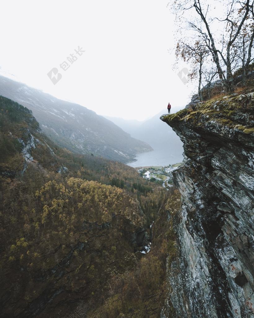 谈话 交流 对话 沟通 通话 风景 风光 美景 田园 山水 山 山峰 顶峰 景色 爱情 恋爱 恋人 情人 情侣 浪漫 冒险 探险 远足 度假 旅游 休闲 挑战 极限运动 冬季 冬天 新年 肖像 人物特写 画像 树木 丛林 森林 自然 环境 可爱的 全身像 云 云朵 天空 人物 人群 风土人情 雨 下雨 惬意 树 树木 树林 森林