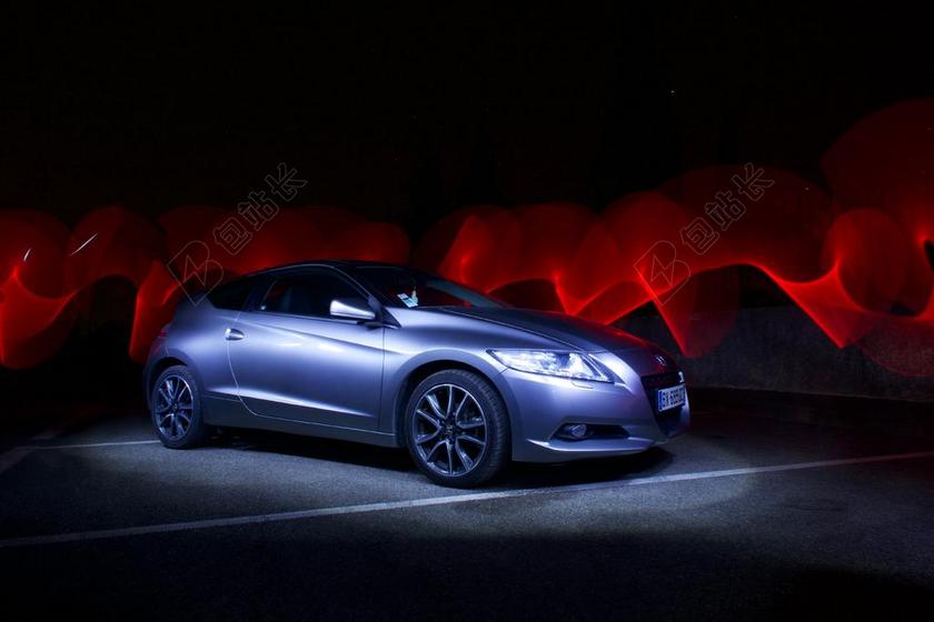 银红现代红色灯光下的银色轿车汽车设计展示背景图片