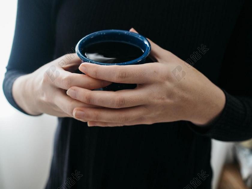 手 手势 握手 击掌 胜利 笔记本 账簿 手抄本 茶 饮茶 茶叶 茶文化 咖啡 咖啡厅 咖啡馆 冬季 冬天 新年 饮料 喝酒 饮水 女孩 少女 姑娘 美丽