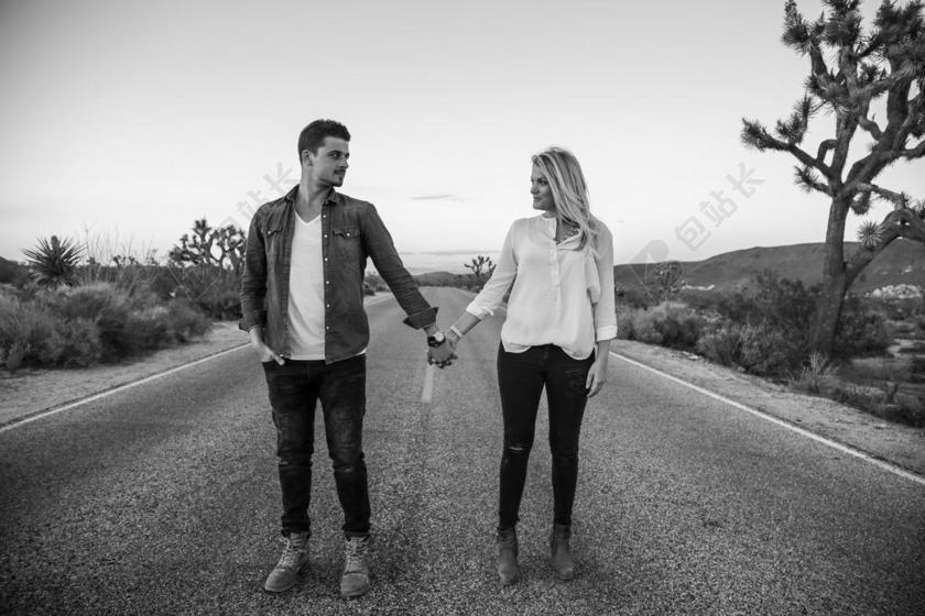 手 手势 握手 击掌 胜利 农场 农田 庄园 道路 旅途 路途 户外 街道 公路 婚礼 喜庆 庆祝 节日 婚姻 爱人 恋人 情侣 爱情 恋爱 恋人 情人 情侣 浪漫 幸福 快乐 高兴 家庭 甜蜜 情侣 伴侣 爱情 树木 丛林 森林 秋天 秋日 可爱的 白色 浅色 黑白 简单 清新