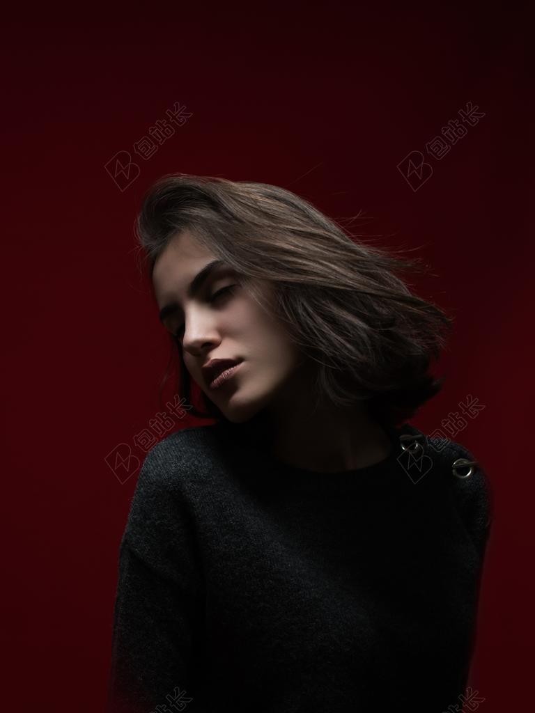 棕发的黑衣女人背景图片