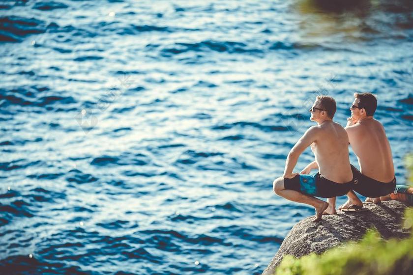 海边游泳的青年背景图片