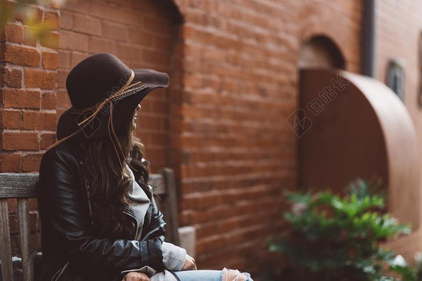 建筑 大厦 建筑物 建设 墙 围墙 表面 隔阂 背景 时尚 流行 个性 城市 爱情 恋爱 恋人 情人 情侣 浪漫 花园 园林 园艺 植物 花 旅行 旅游 行程 度假 休闲 度假 假日 女孩 少女 姑娘 美丽 全身像 可爱的 人物 人群 风土人情 服装 服饰 流行 女性 女士 美丽 女人 一个女人