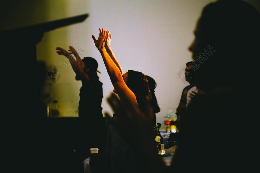 手 手势 握手 击掌 胜利 夜晚 晚上 黑夜 黑暗 灯光 霓虹灯 派对 聚会 庆祝 愉快 帮派 人群 聚会 活力 人物 人群 风土人情