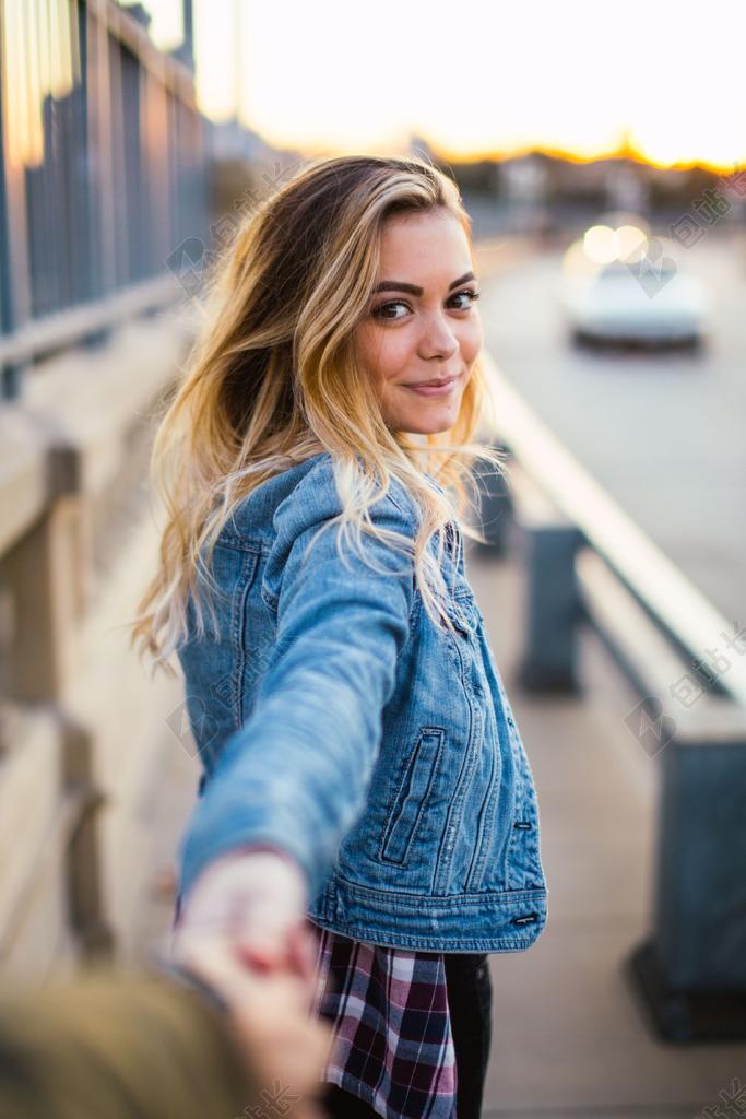 手 手势 握手 击掌 胜利 美女 丽人 优雅 美丽 漂亮 女孩 女人 女性 头发 毛发 毛 头部 爱情 恋爱 恋人 情人 情侣 浪漫 营销 推广 商务 市场 策划 派对 聚会 庆祝 愉快 帮派 开心 喜悦 笑话 开怀大笑 幸福 快乐 高兴 家庭 甜蜜 微笑 莞尔一笑 甜蜜 朋友 友谊 友情 肖像 人物特写 画像 冬季 冬天 新年 女孩 少女 姑娘 美丽 书 书籍 阅读 全身像 可爱的 积极 阳光 上进 自然 环境 人物 人群 风土人情 女性 女士 美丽 女人