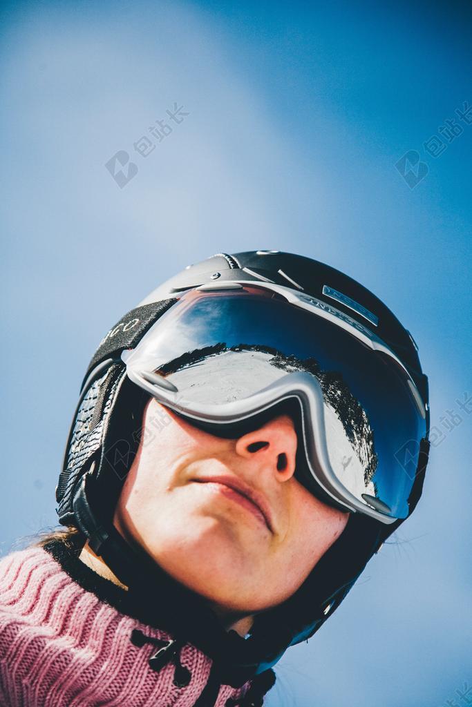 冬天滑雪的女人背景图片