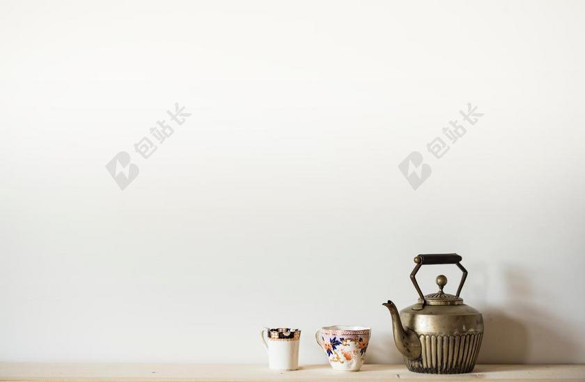 银白白色简约白色背景下的茶壶杯子等茶饮餐饮食物背景图片