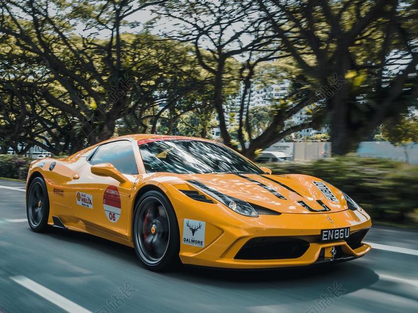 马路上黄色的跑车背景图片