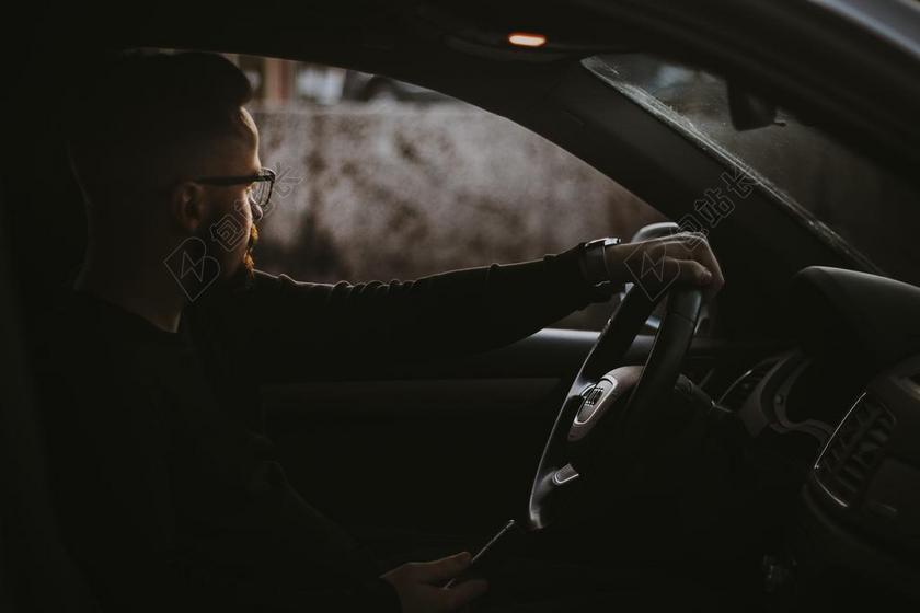 汽车 车 小汽车 轿车 跑车 道路 旅途 路途 户外 街道 公路 日落 夕阳 太阳 头发 毛发 毛 头部 旅行 旅游 行程 度假 休闲 度假 假日 室内 室内装修 装潢 艺术设计 家装 写字 文章 书籍 手表 腕表 时间 观察 华贵 奢华 奢侈品 窗户 人物 人群 风土人情 男士 男性 男人