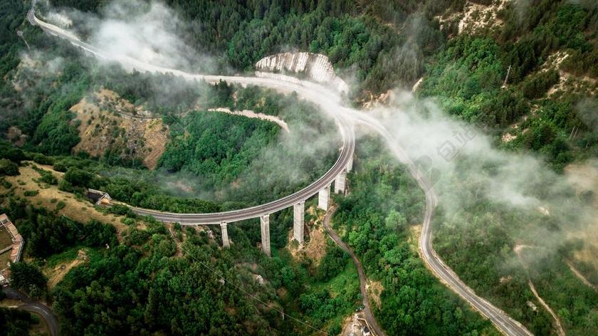 汽车 车 小汽车 轿车 跑车 风景 风光 美景 田园 山水 建筑 大厦 建筑物 建设 道路 旅途 路途 户外 街道 公路 旅行 旅游 行程 度假 休闲 度假 假日 假期 旅行 旅游 度假 休闲 冬季 冬天 新年 夏日 夏季 热情 树木 丛林 森林 云 云朵 天空 树 树木 树林 森林