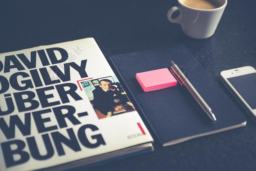 桌子上的本子和咖啡和杂志背景图片