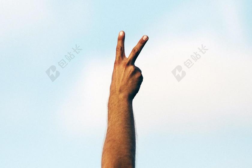 商务 商人 电子商务 股票交易所 业务 工作 手 手势 握手 击掌 胜利 成功 成就 成绩 胜利 商务 职场 营销 推广 商务 市场 策划 学习 研究 书籍 天空 肖像 人物特写 画像 全身像 自然 环境 人物 人群 风土人情 黑色 暗色 黑白 昏暗