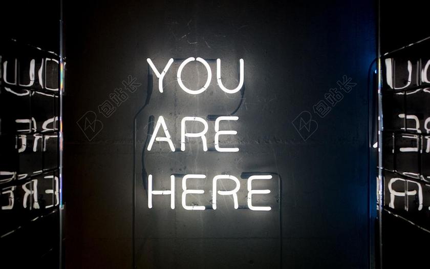 墙上白色霓虹灯广告背景图片