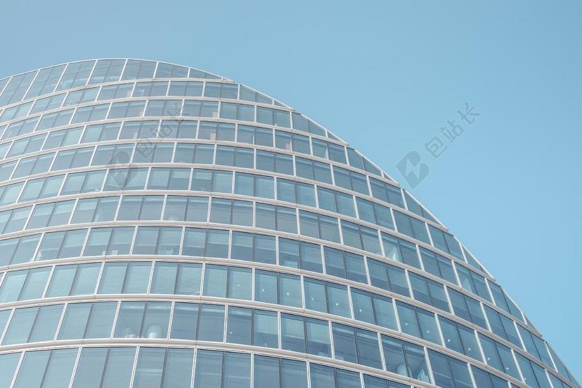 蓝天和弧形的玻璃外墙背景图片