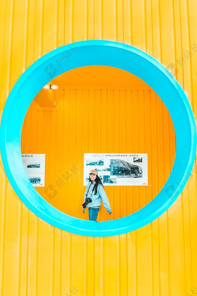 工作中 工作 办公室 会议 职场 建筑 大厦 建筑物 建设 美女 丽人 优雅 美丽 漂亮 女孩 女人 女性 纹理 组织 材料 花纹 墙 围墙 表面 隔阂 背景 创意 艺术 个性 幸福 快乐 高兴 家庭 甜蜜 微笑 莞尔一笑 甜蜜 肖像 人物特写 画像 女孩 少女 姑娘 美丽 全身像 概念 步骤 人物 人群 风土人情 工作 职业 职场 商务 一个女人 女性 女士 美丽 女人