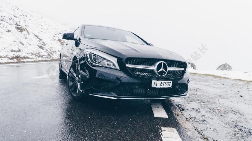 冬天马路上的黑色轿车背景图片