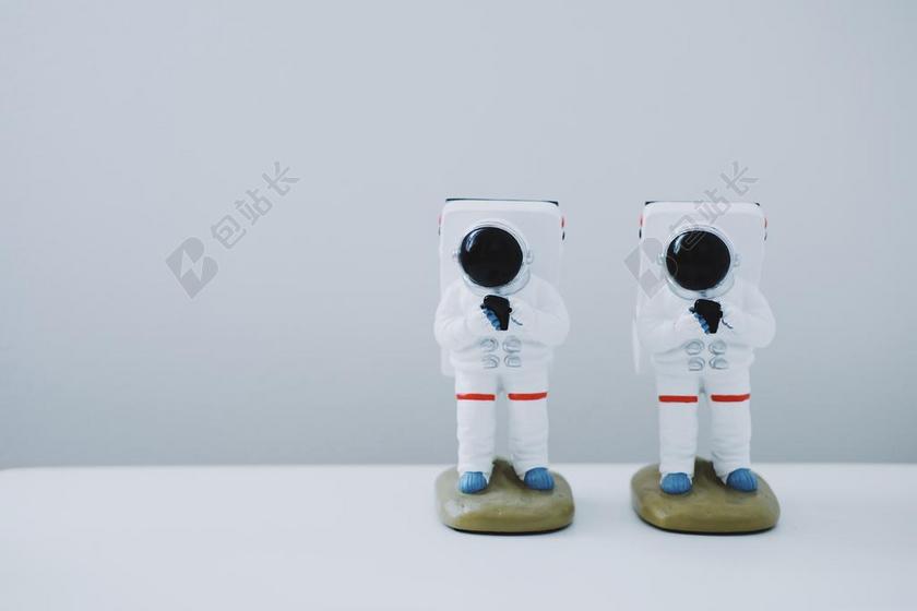 桌子上的宇航员背景图片
