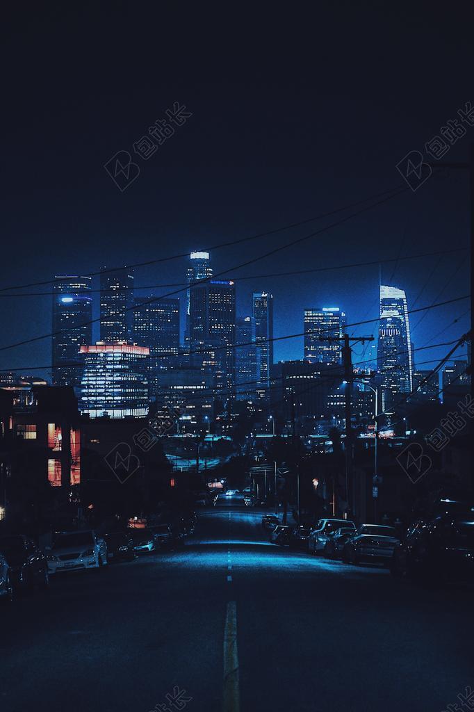 科技 技术 信息科技 汽车 车 小汽车 轿车 跑车 建筑 大厦 建筑物 建设 城市 都市 时尚 现代化 夜晚 晚上 黑夜 黑暗 灯光 霓虹灯 道路 旅途 路途 户外 街道 公路 灯光 光线 激光 打火机 肖像 人物特写 画像 全身像 活力 白色 浅色 黑白 简单 清新