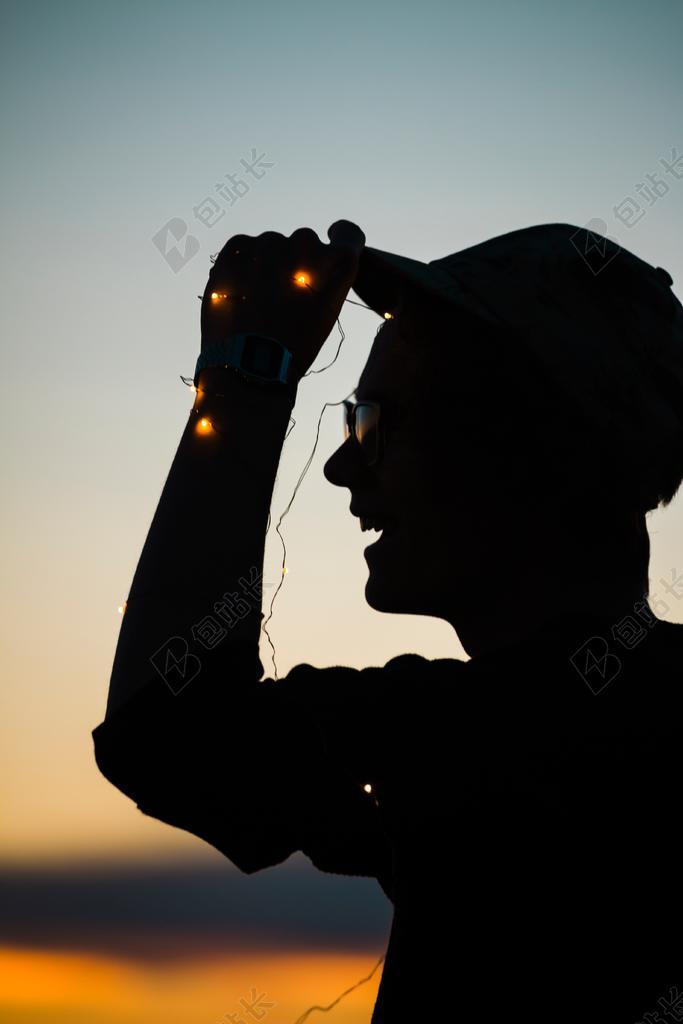 手 手势 握手 击掌 胜利 日落 夕阳 太阳 灯光 光线 激光 打火机 美女 丽人 优雅 美丽 漂亮 女孩 女人 女性 微笑 莞尔一笑 甜蜜 茶 饮茶 茶叶 茶文化 肖像 人物特写 画像 天空 全身像 可爱的 钟 时钟 时间