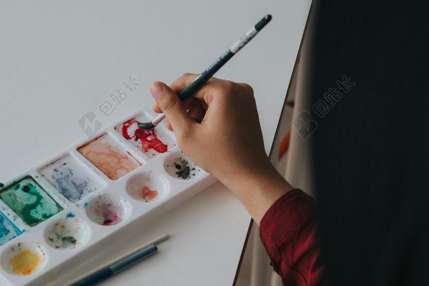 彩色的颜料板和女人背景图片