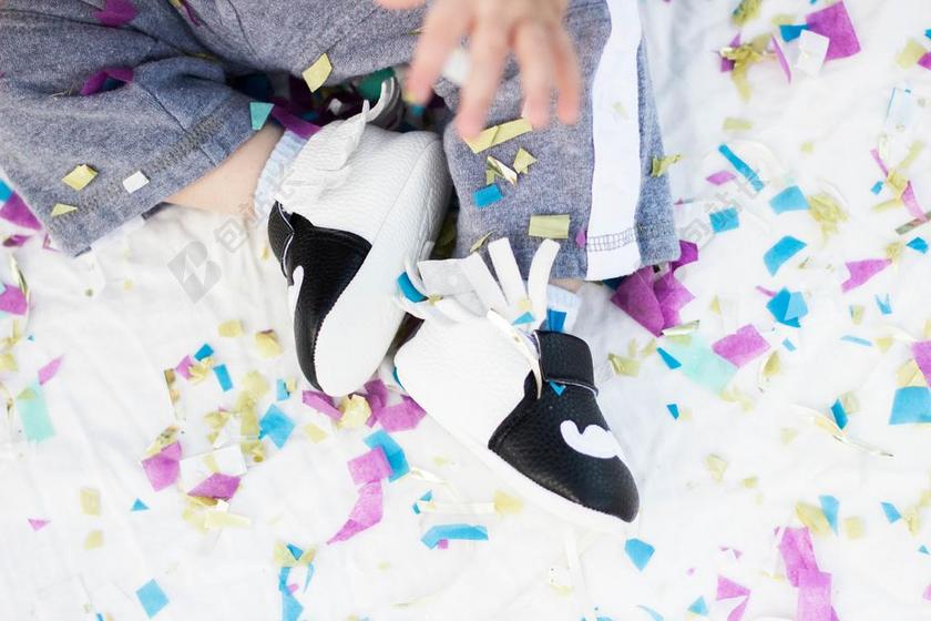 手 手势 握手 击掌 胜利 派对 聚会 庆祝 愉快 帮派 生日 生辰 节日 诞辰 宝宝 婴儿 孩子 老人 智者 老者 孩子 儿童 童真 脚 足 黑色 暗色 黑白 昏暗