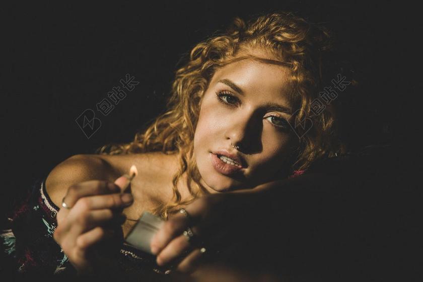 手 手势 握手 击掌 胜利 美女 丽人 优雅 美丽 漂亮 女孩 女人 女性 灯光 光线 激光 打火机 时尚 流行 个性 城市 头发 毛发 毛 头部 开心 喜悦 笑话 开怀大笑 女孩 少女 姑娘 美丽 书 书籍 阅读 全身像 自然 环境 人物 人群 风土人情 一个女人 女性 女士 美丽 女人