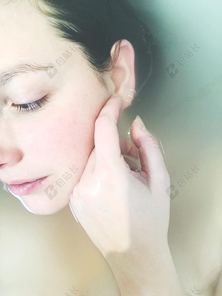 白色艺术唯美女孩抚脸背景图片